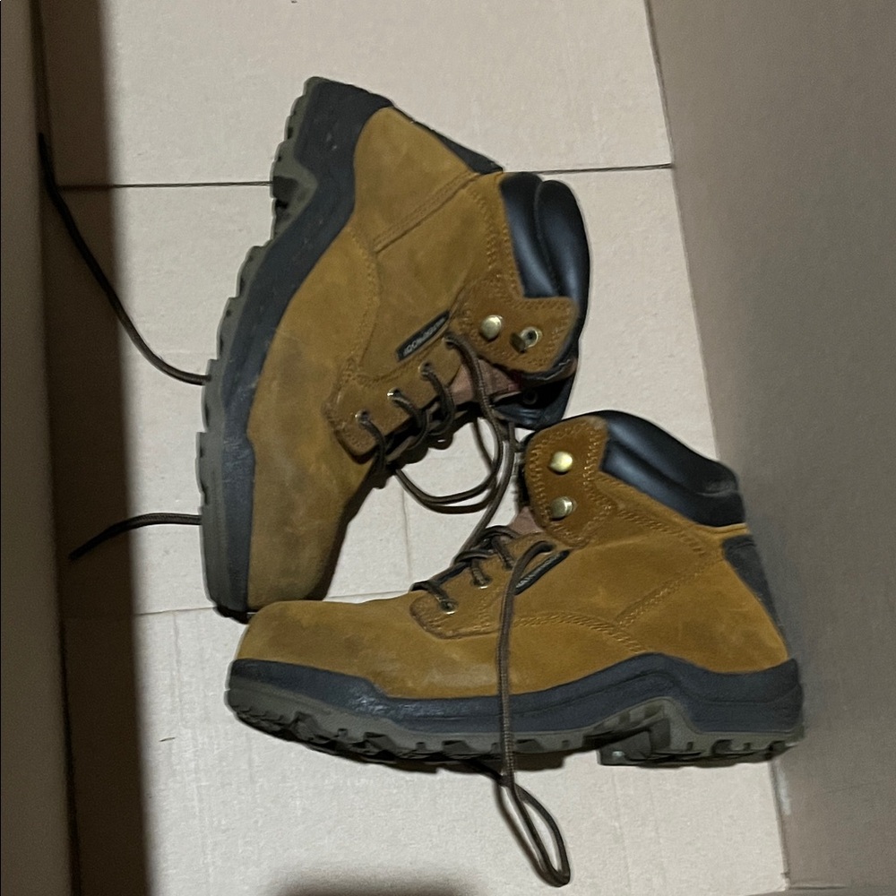 Boots Women's Tan and Black Winter Boots